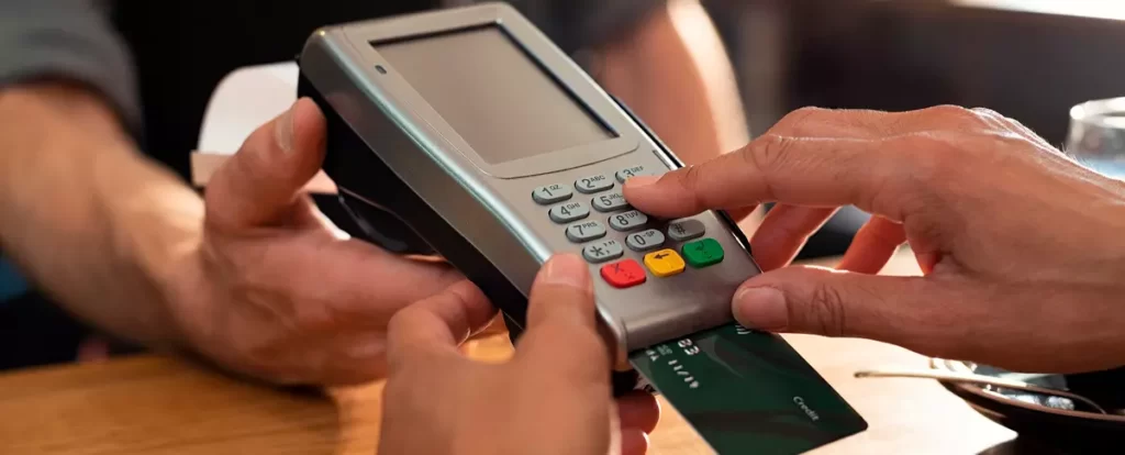 pagando com cartão de crédito