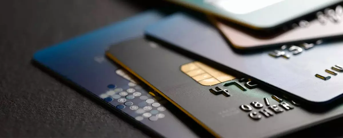 Imagem de cartões de crédito espalhados
