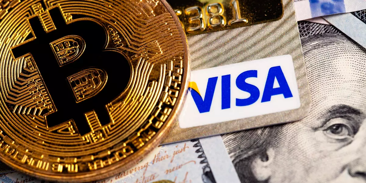 imagem de moeda de bitcoin em cima de um cartão de crédito visa e nota de dolar