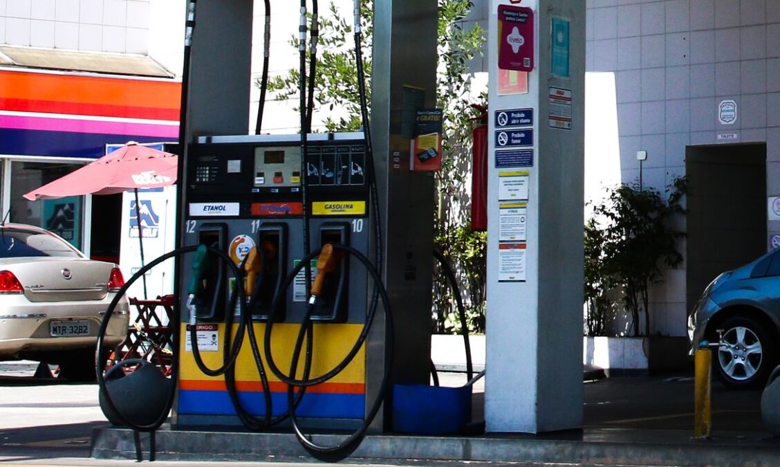 Imagem de bomba de gasolina em posto de gasolina