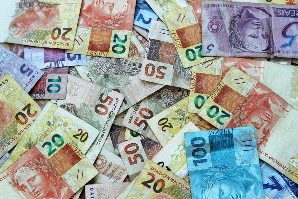 Imagem de várias cédulas do real brasileiro, notas de 5,20, 50 e 100 reais