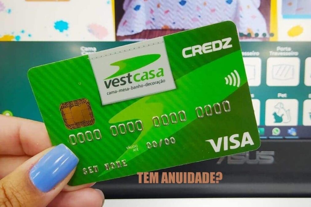 Imagem de mão feminina segurando cartão Vestcasa Visa na cor verde