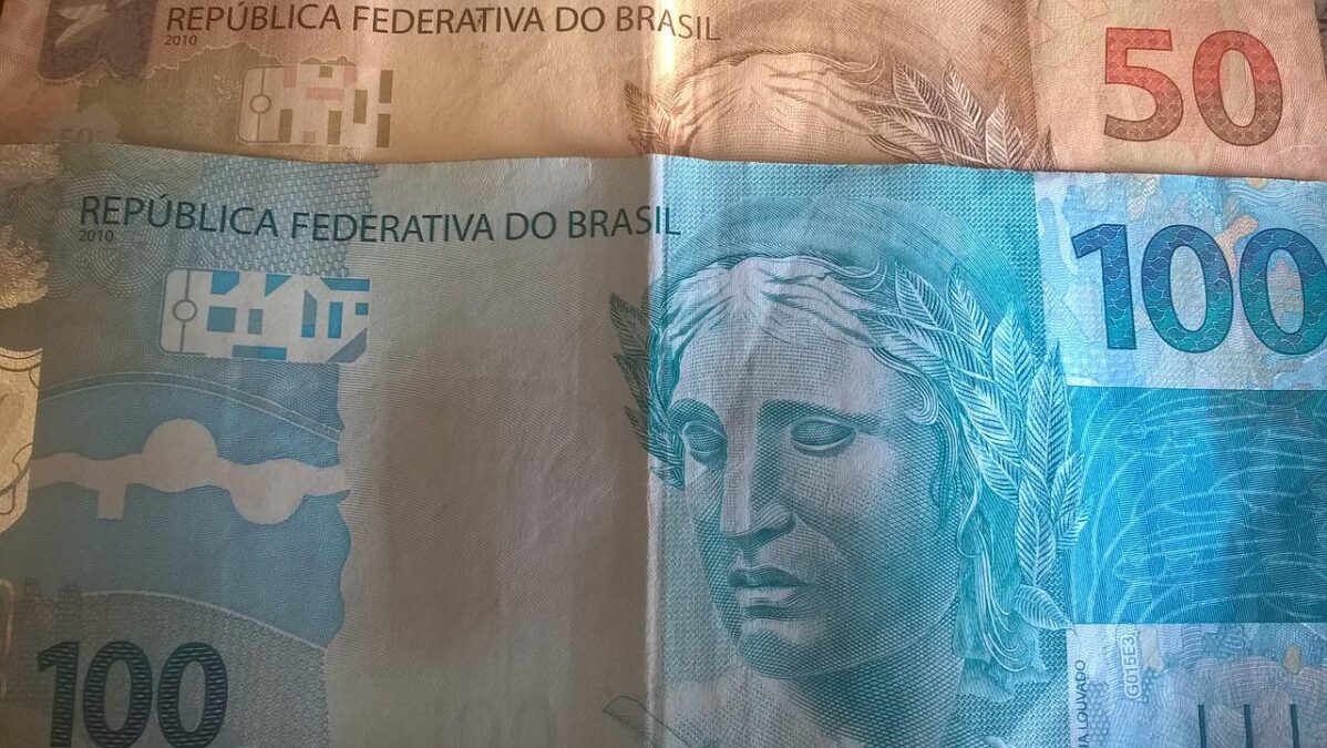 Imagem de cédula de 100 reais na frente de nota de 50