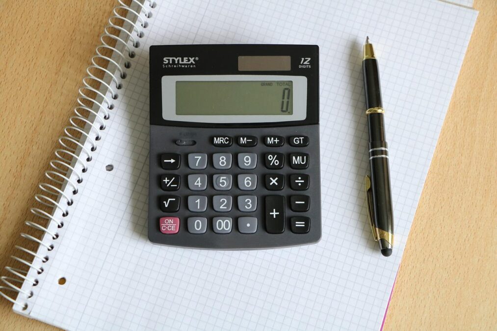 Imagem de calculadora em cima de um caderno
