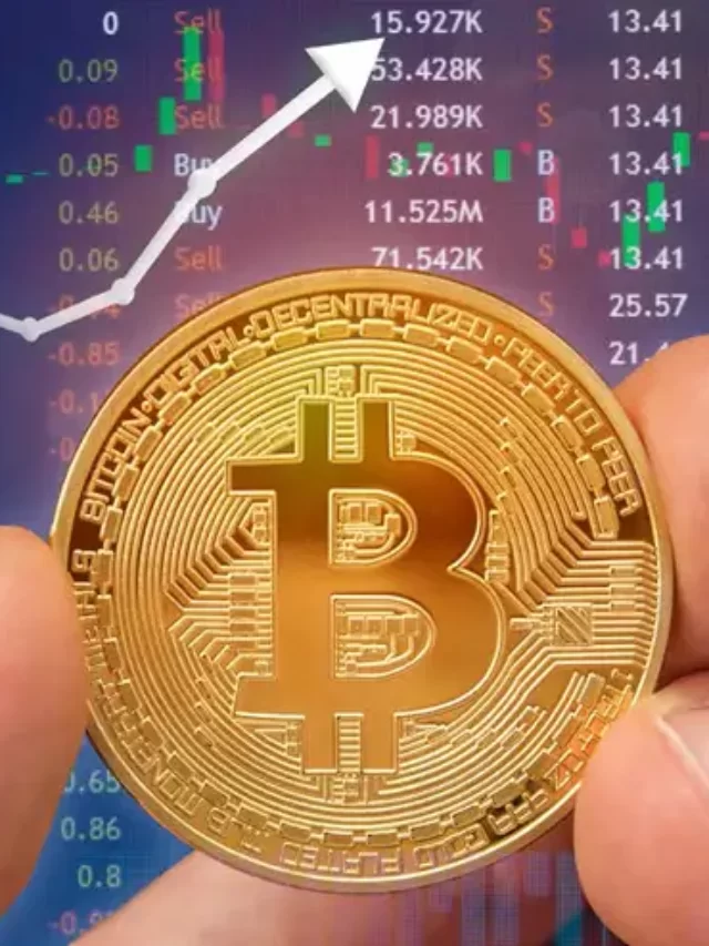 Mão segurando moeda dourada bitcoin e gráfico cripto ao fundo