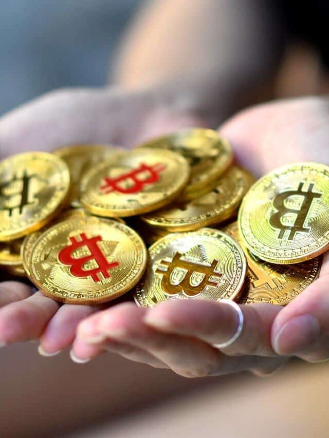 cripto moedas de bitcoin na mão