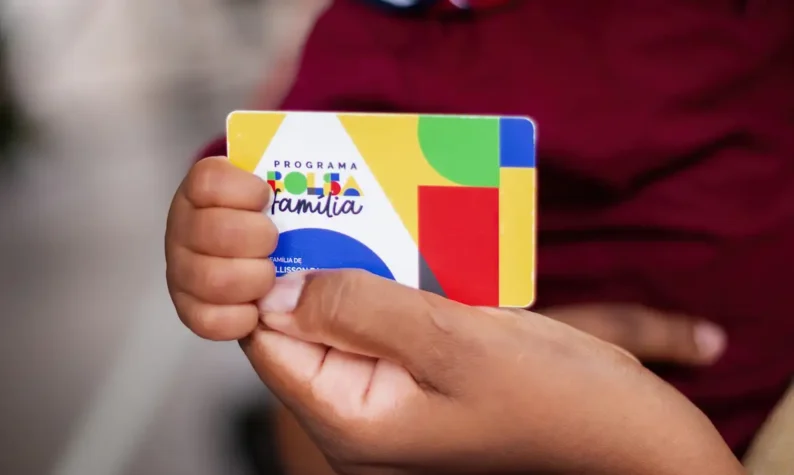 criança segurando cartão do bolsa família