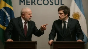 Dois líderes em pódio na cúpula do Mercosul, com bandeiras do Brasil e Argentina, representando tensões entre Lula e Milei.